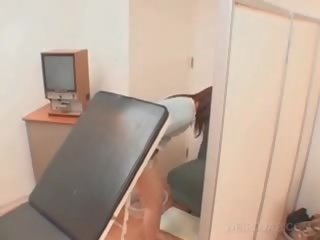 Aasialaiset potilas kusipää opened kanssa tähystintä at the lääkäri